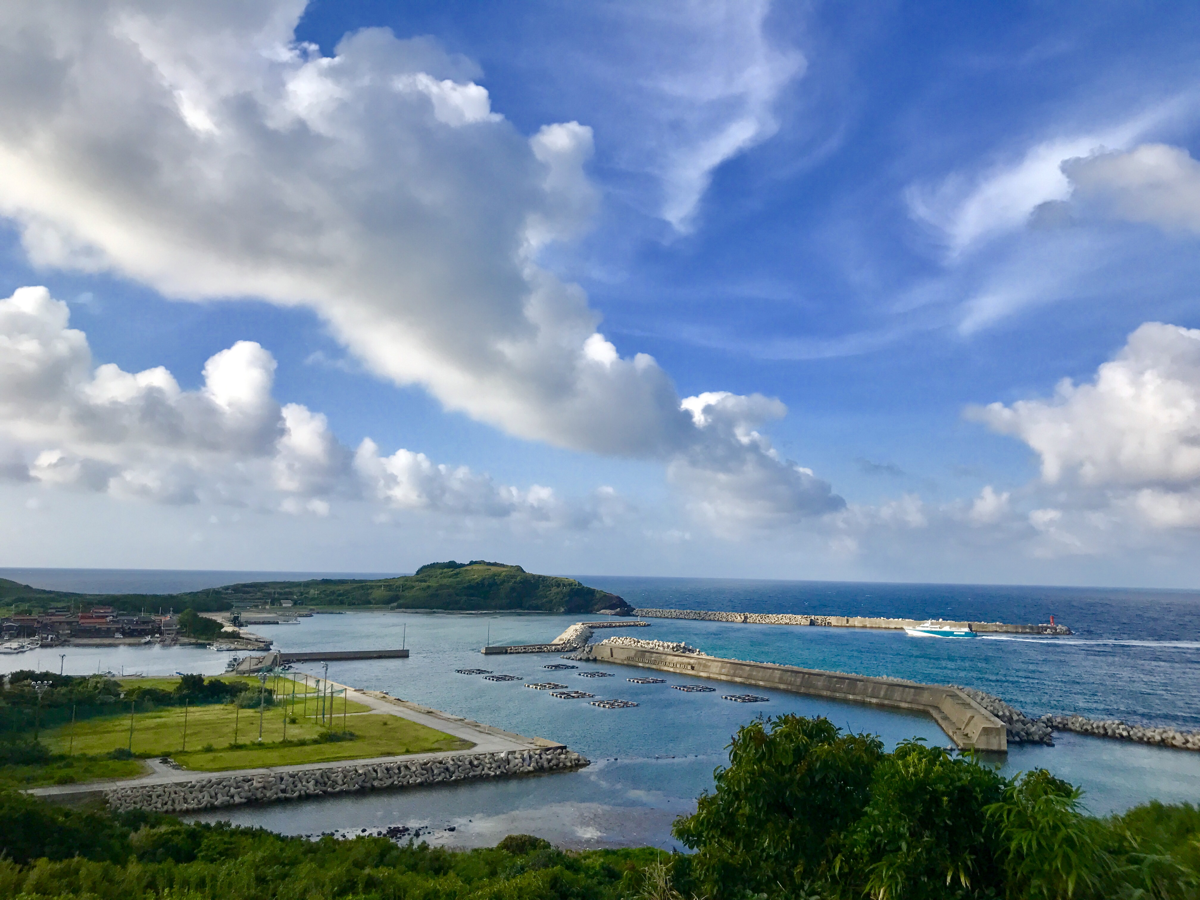 夏らしい景色と台風 見島観光協会
